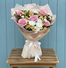 Букет цветов из:  Гвоздики, Орхидеи и Розы в Менделеевске