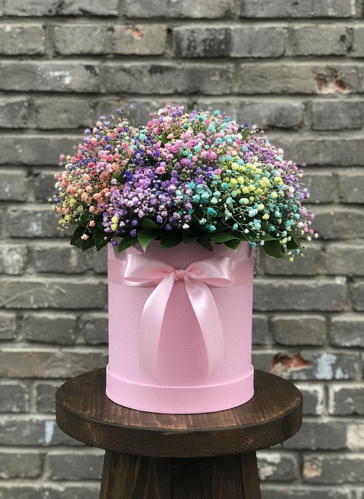 Цветочная композиция из Гипсофила и Розы в шляпной коробке в Менделеевске
