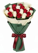 Букет Микс из красных и белых роз в Менделеевске
