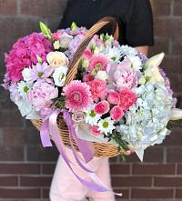 Цветочная композиция из Розы, Хризантемы, Пионы и Лизиантусы в корзине #REPLACE_PRED# Менделеевске
