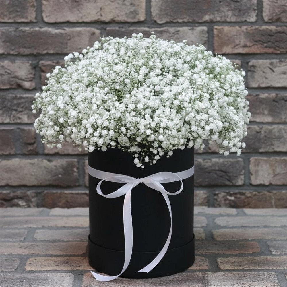 Цветочная композиция из Гипсофила в шляпной коробке в Менделеевске