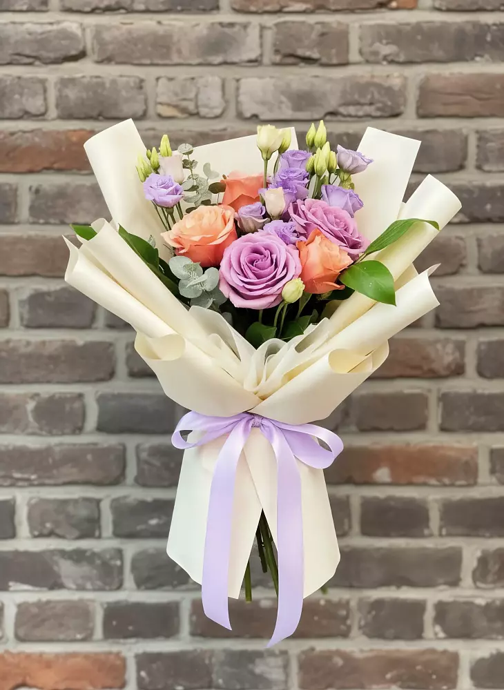 Букет цветов из: Лизиантусы и Розы в Менделеевске