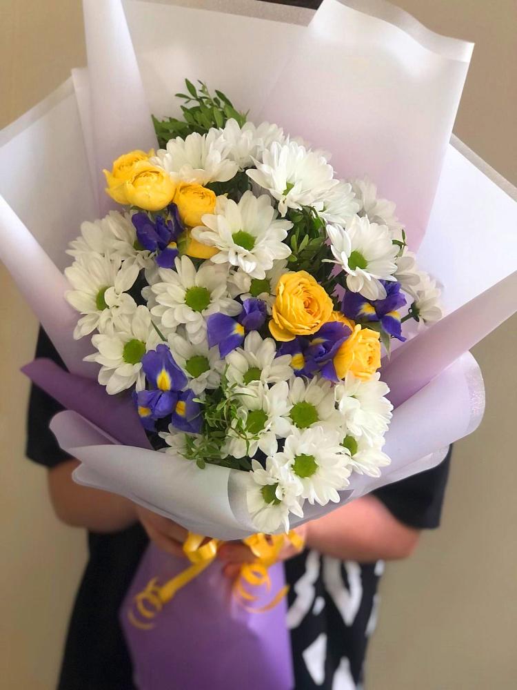 Букет цветов из: Ирисы, Хризантемы и Розы в Менделеевске