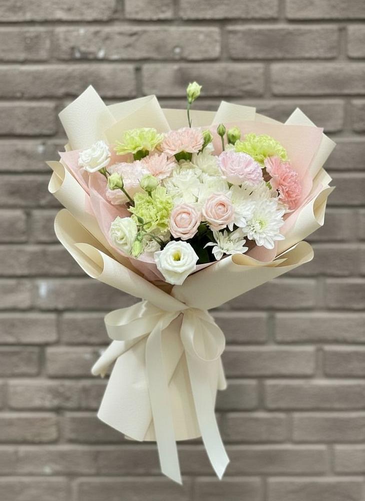 Букет цветов из: Гвоздики, Розы, Лизиантусы и Хризантемы в Менделеевске