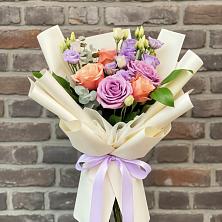 Букет цветов из:  Лизиантусы и Розы в Менделеевске