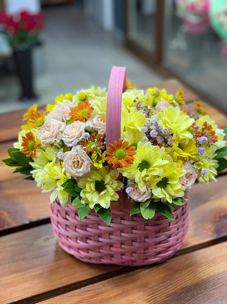 Цветочная композиция из Хризантемы и Розы в корзине в Менделеевске