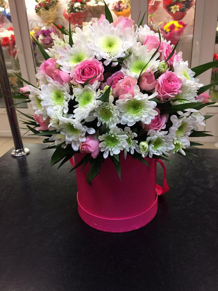 Цветочная композиция из Розы и Хризантемы в шляпной коробке в Менделеевске