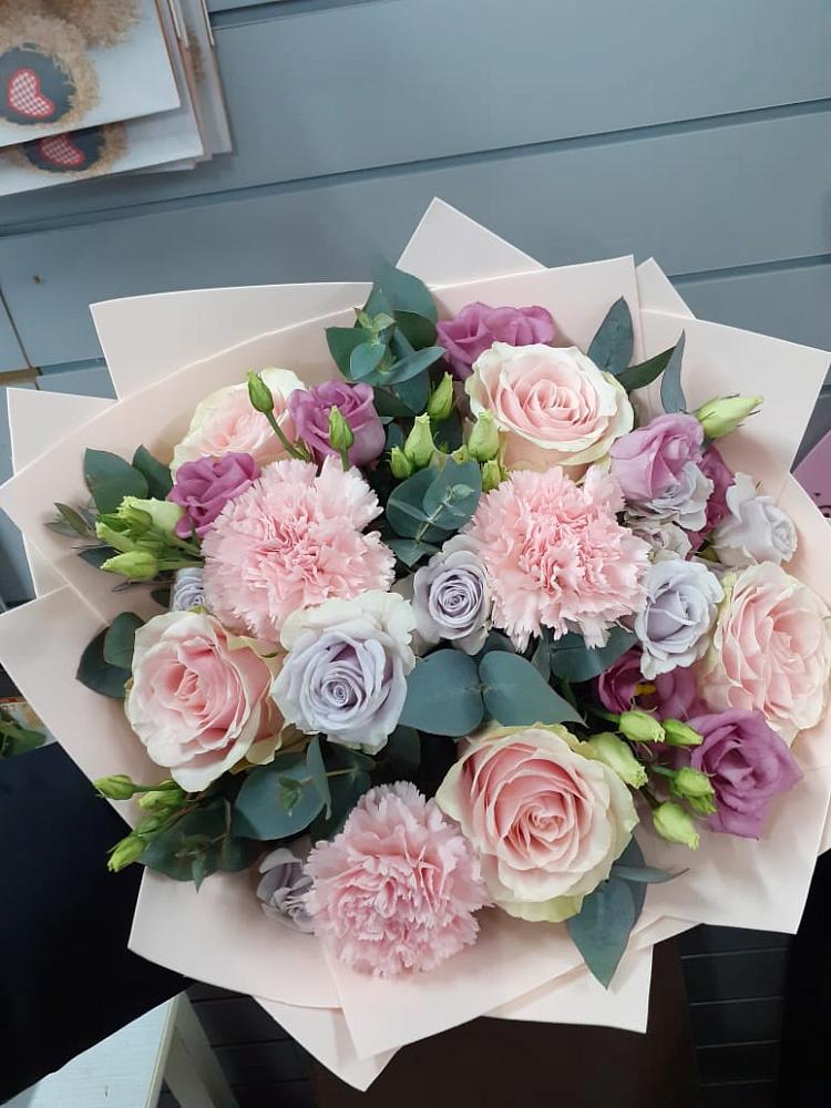 Букет цветов из: Розы, Гвоздики и Лизиантусы в Менделеевске