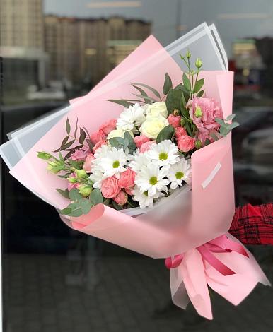 Букет цветов из: Розы, Лизиантусы и Хризантемы в Менделеевске