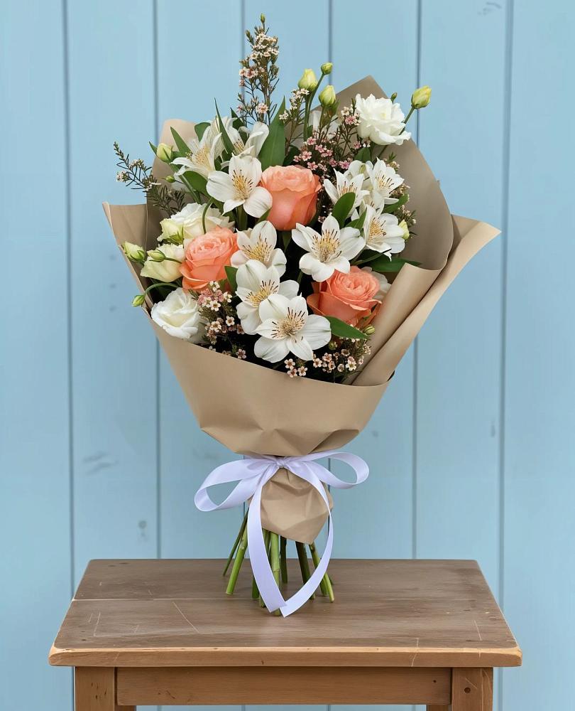 Букет цветов из: Альстромерии, Лизиантусы, Розы и Хризантемы в Менделеевске