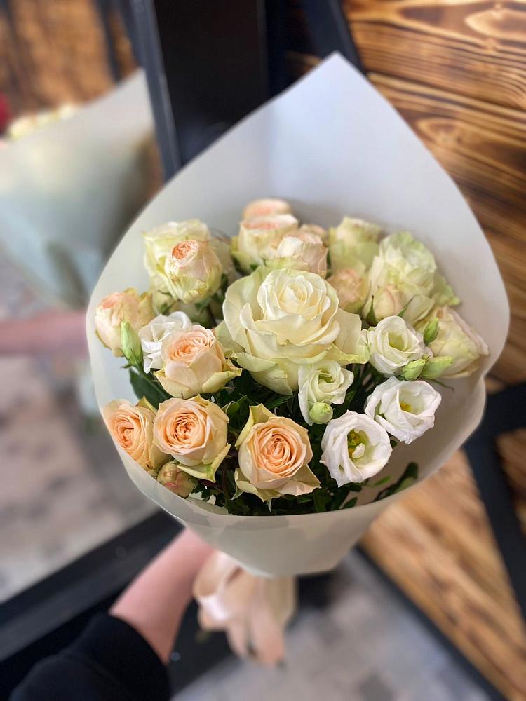 Букет цветов из: Розы и Лизиантусы в Менделеевске